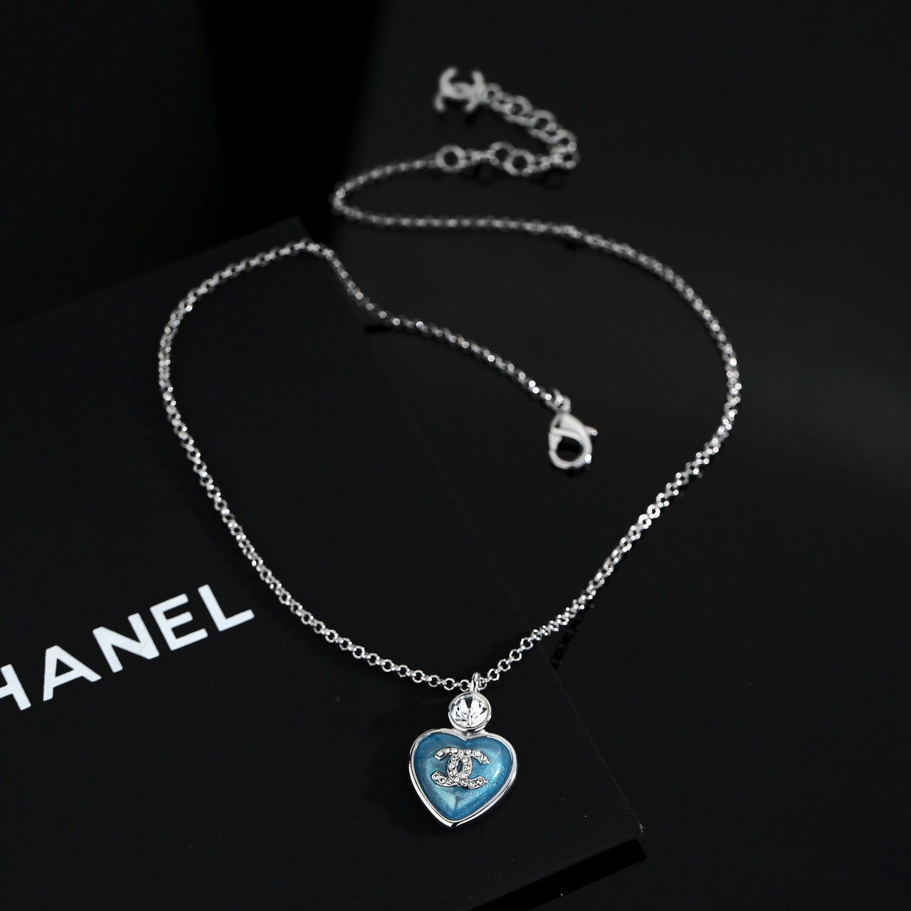 샤넬(CHANEL) 블루 하트 목걸이 악세사리