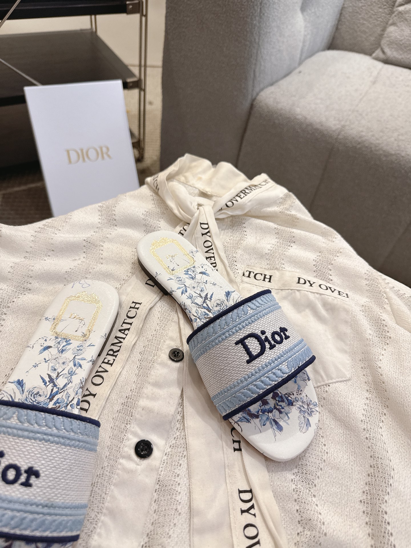 디올(DIOR) 플라워 자수 로고 슬라이드 슬리퍼