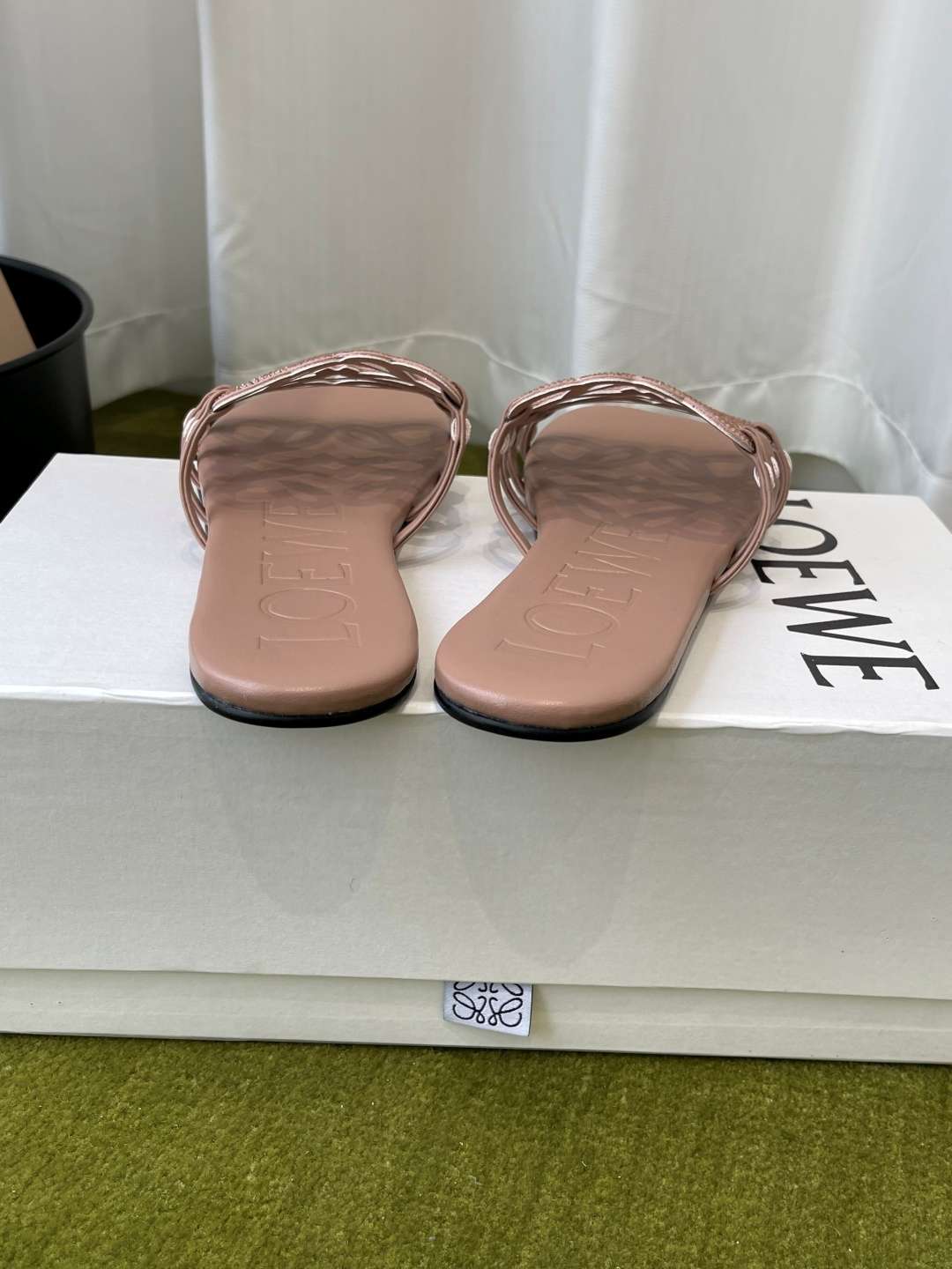 로에베(LOEWE) 라인스톤 스퀘어토 플랫 슬리퍼 신발
