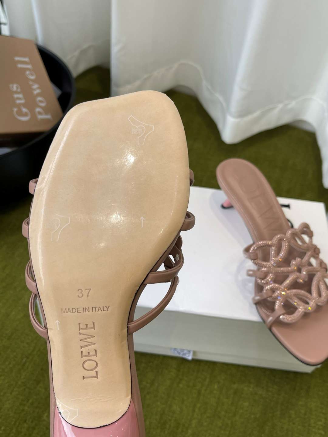 로에베(LOEWE) 아나그램 라인스톤 미들 힐 신발