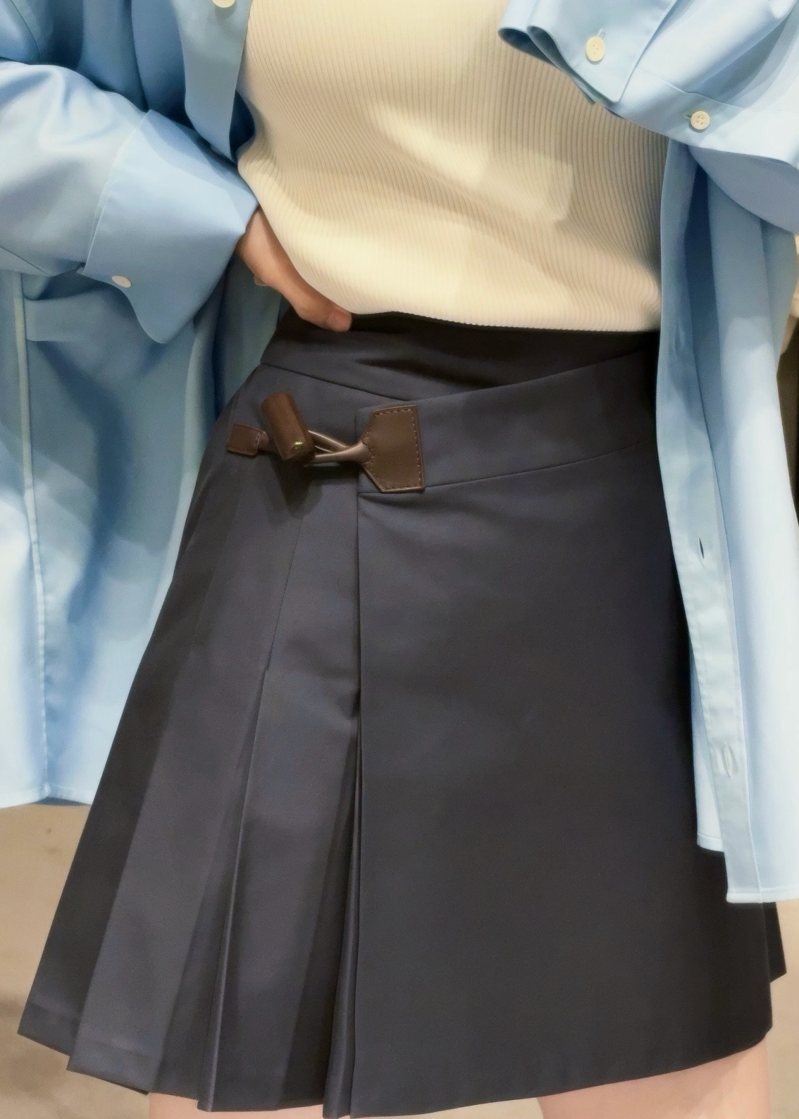 [Loewe] 로에베 26SS 비대칭 레더 버클 플리츠 스커트 치마 의류