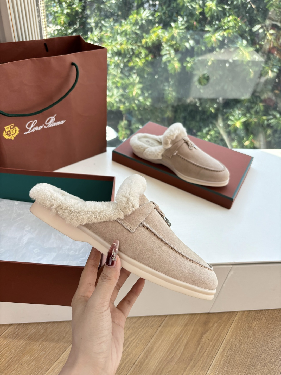 로로피아나(Loro Piana) 커플 퍼 트리밍 스웨이드 뮬 슬리퍼 신발