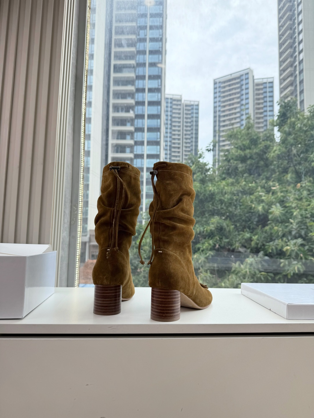 메종 마르지엘라(Maison Margiela) 타비 스웨이드 미들 부츠 신발