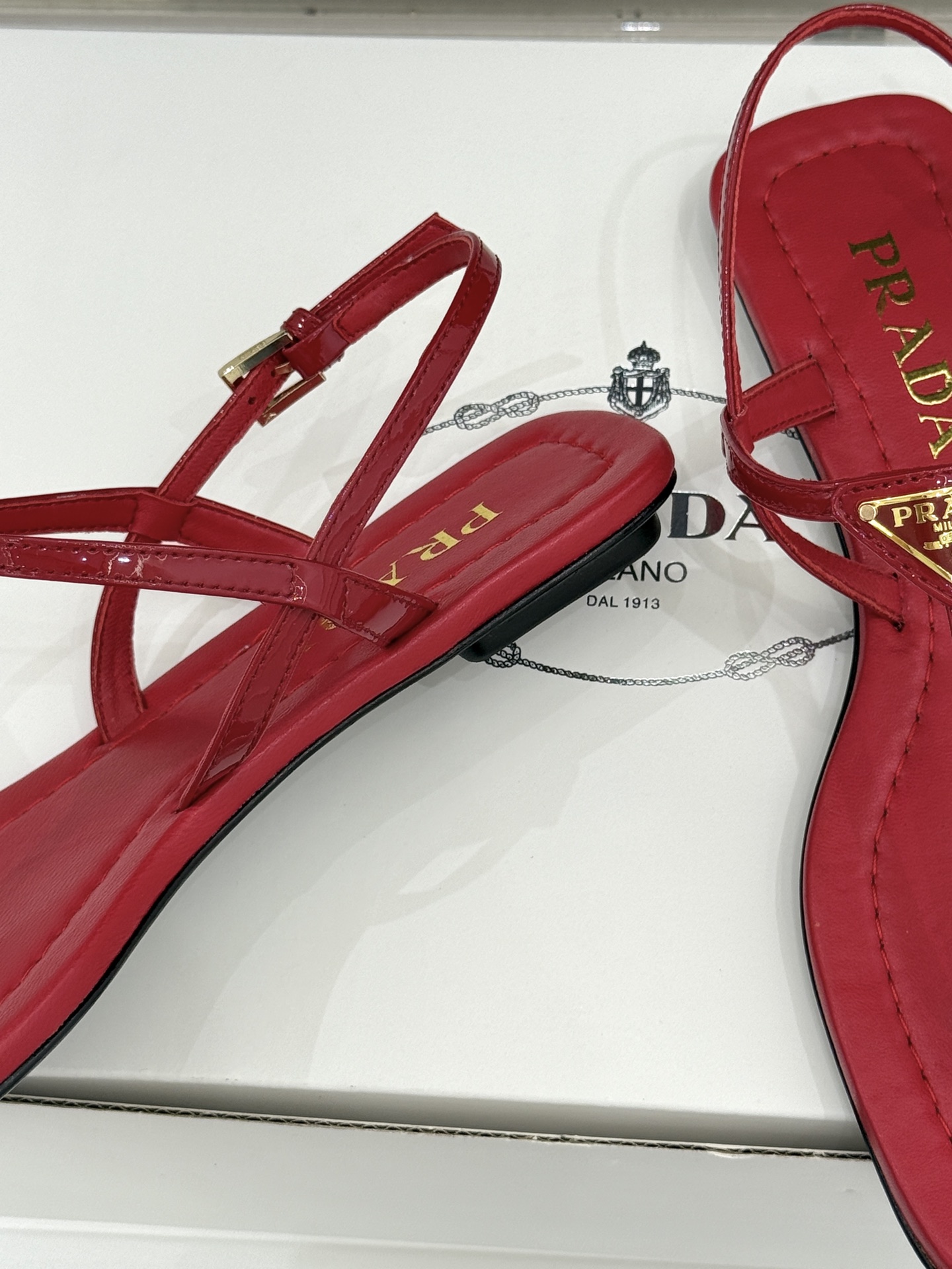 프라다(PRADA) 삼각 로고 플립플랍 샌들 신발