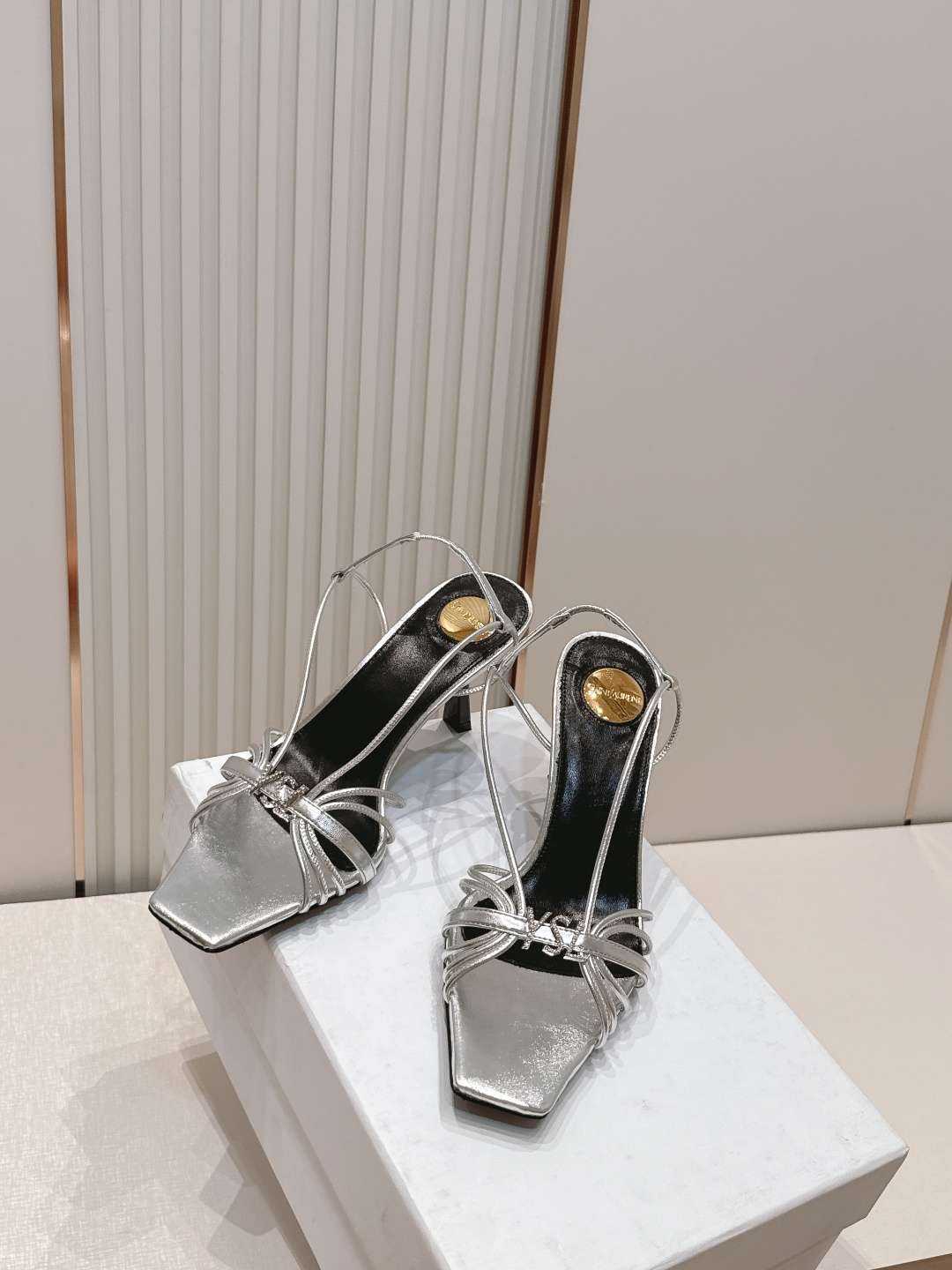 생로랑(YSL) 스퀘어토 스트랩 샌들 신발