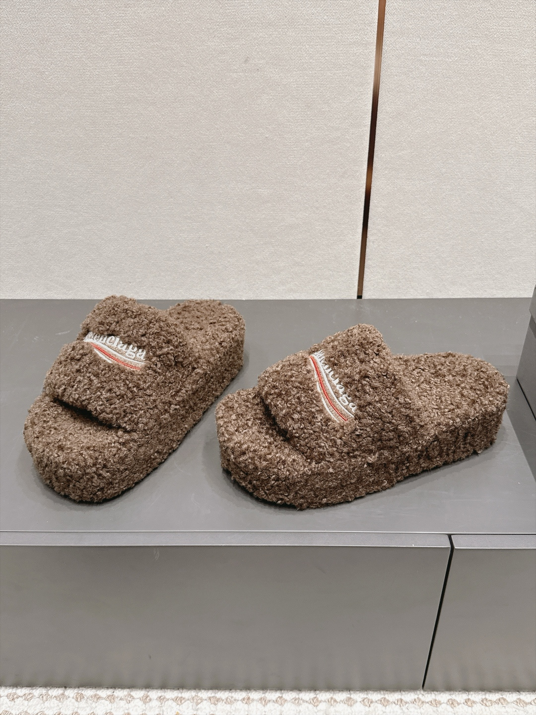 발렌시아가(BALENCIAGA) 퍼 플랫폼 슬리퍼 신발