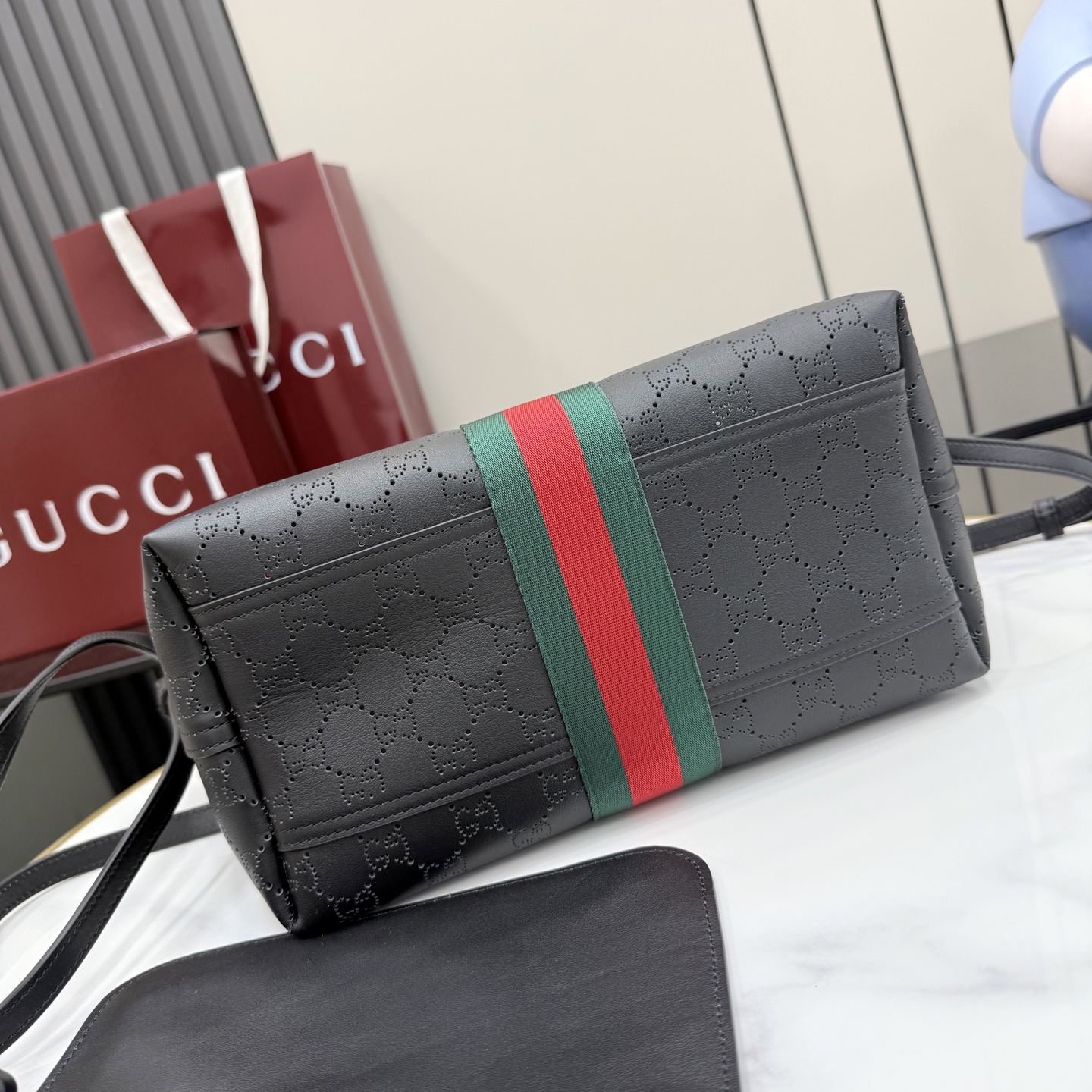 GUCCI 구찌 Generation 제너레이션 GG 질리오(Giglio) 펀칭 레더 토트백 - 블랙 가방