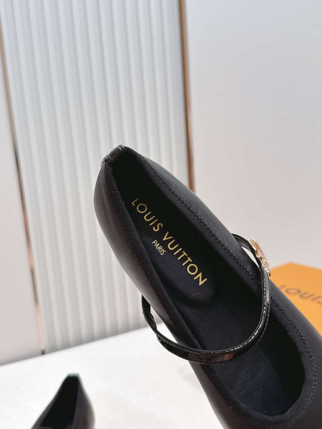 루이비통(LV) 글로시 레더 메리제인 발레리나 플랫 신발