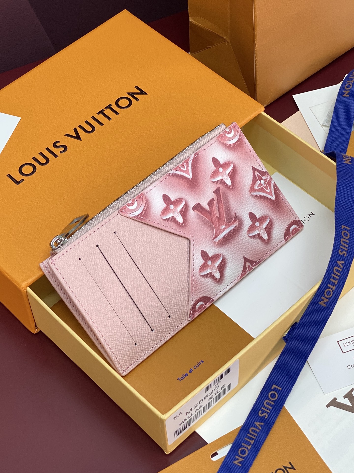 [Louis Vuitton] LV 루이비통 타이가 모노그램 코인 카드 홀더 (코튼 핑크) 지갑