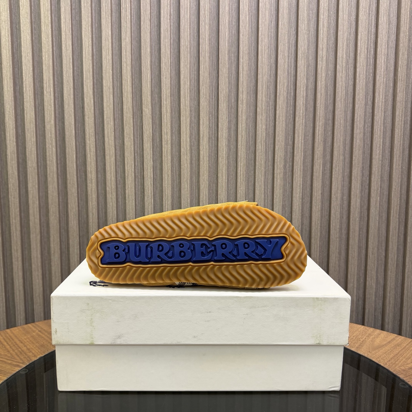 [Burberry] 버버리 맨즈 체크 엠보스드 레더 뮬 슬라이드 슬리퍼 샌들 신발