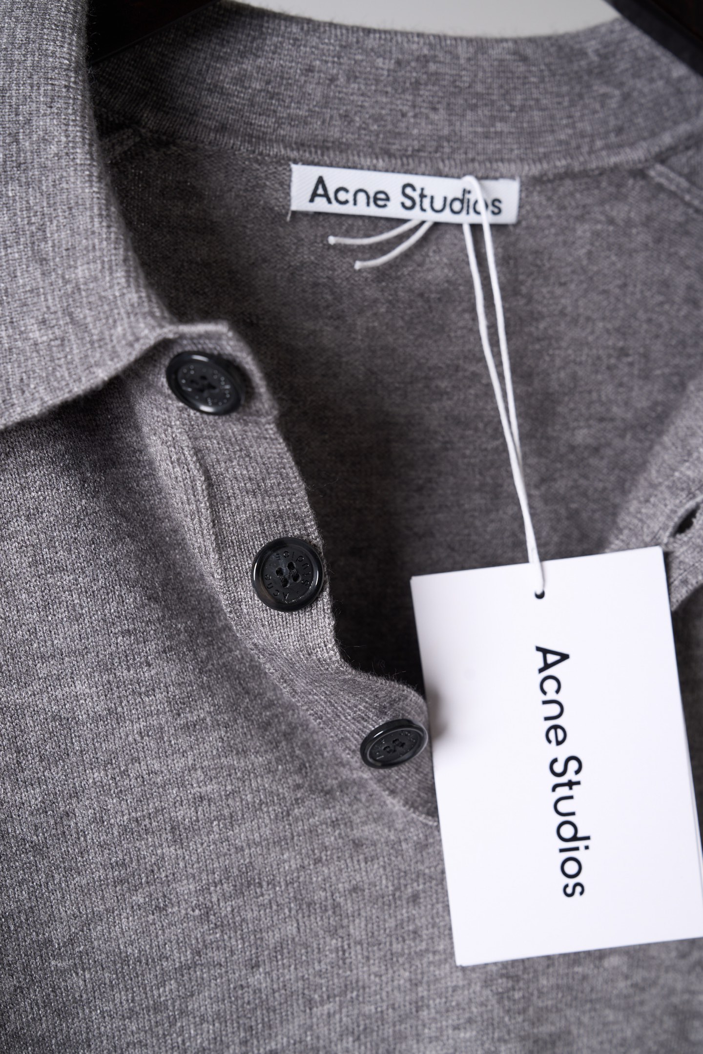 아크네(Acne studios) 로고 자수 울 폴로 니트 상의 의류