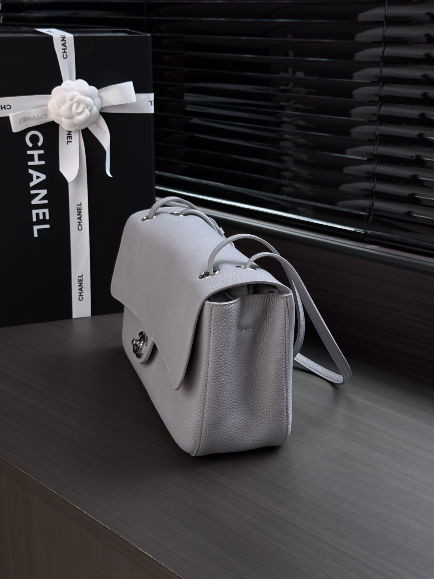 [CHANEL] 샤넬 26S 라지 플랩 백 가방 AS6231