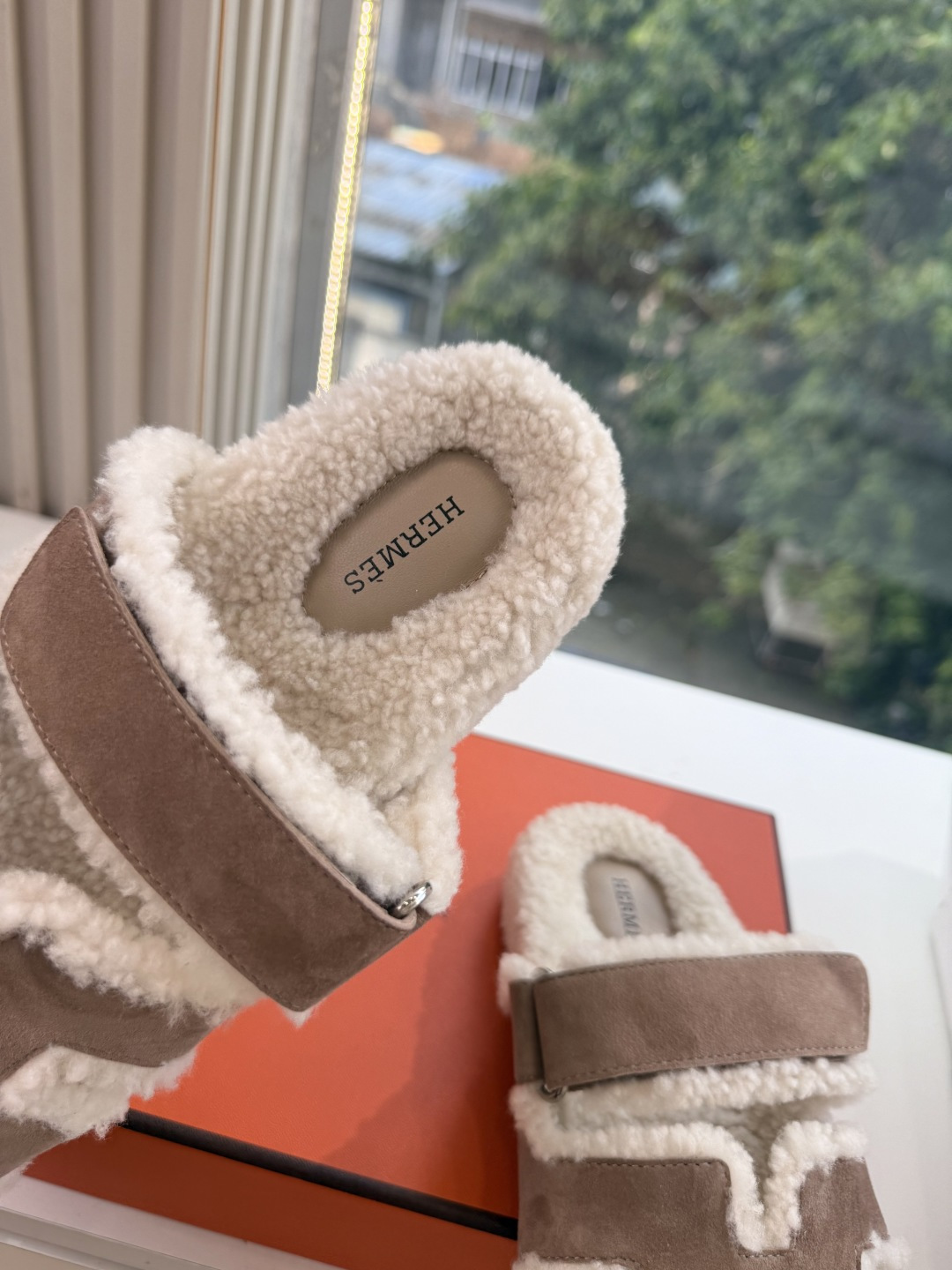 에르메스(HERMES) 시어링 퍼 뮬 슬리퍼 신발