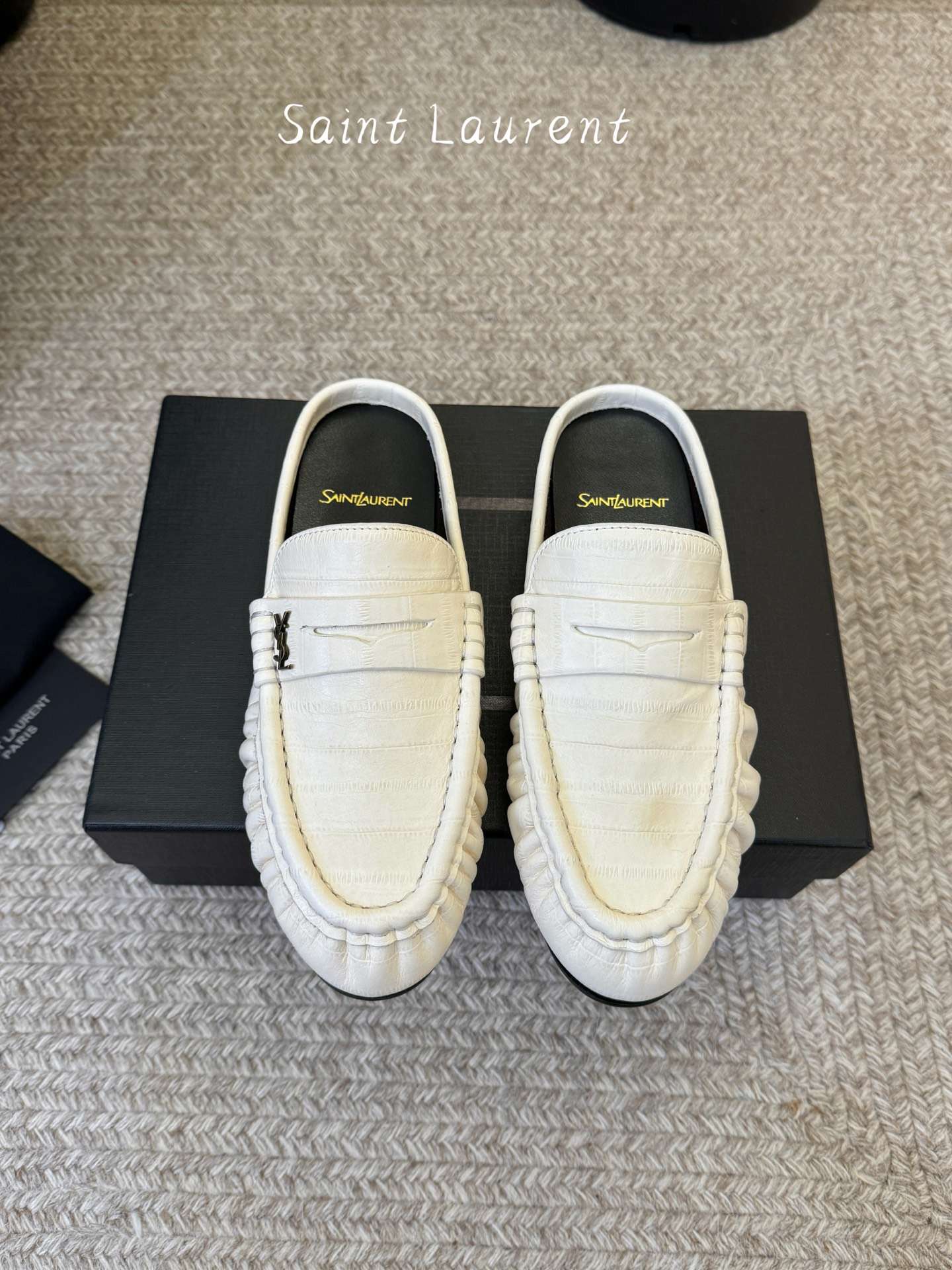 생로랑(SAINT LAURENT) 카프 레더 페니 백리스 로퍼 신발