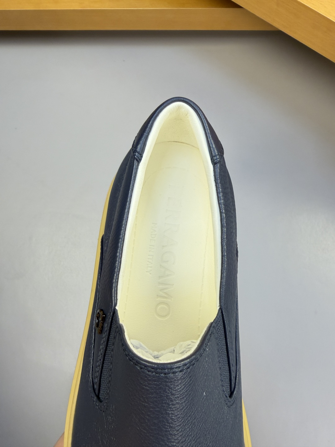[Salvatore Ferragamo] 페라가모 프리미엄 슈링크 레더 미니멀 슬립온 스니커즈 신발