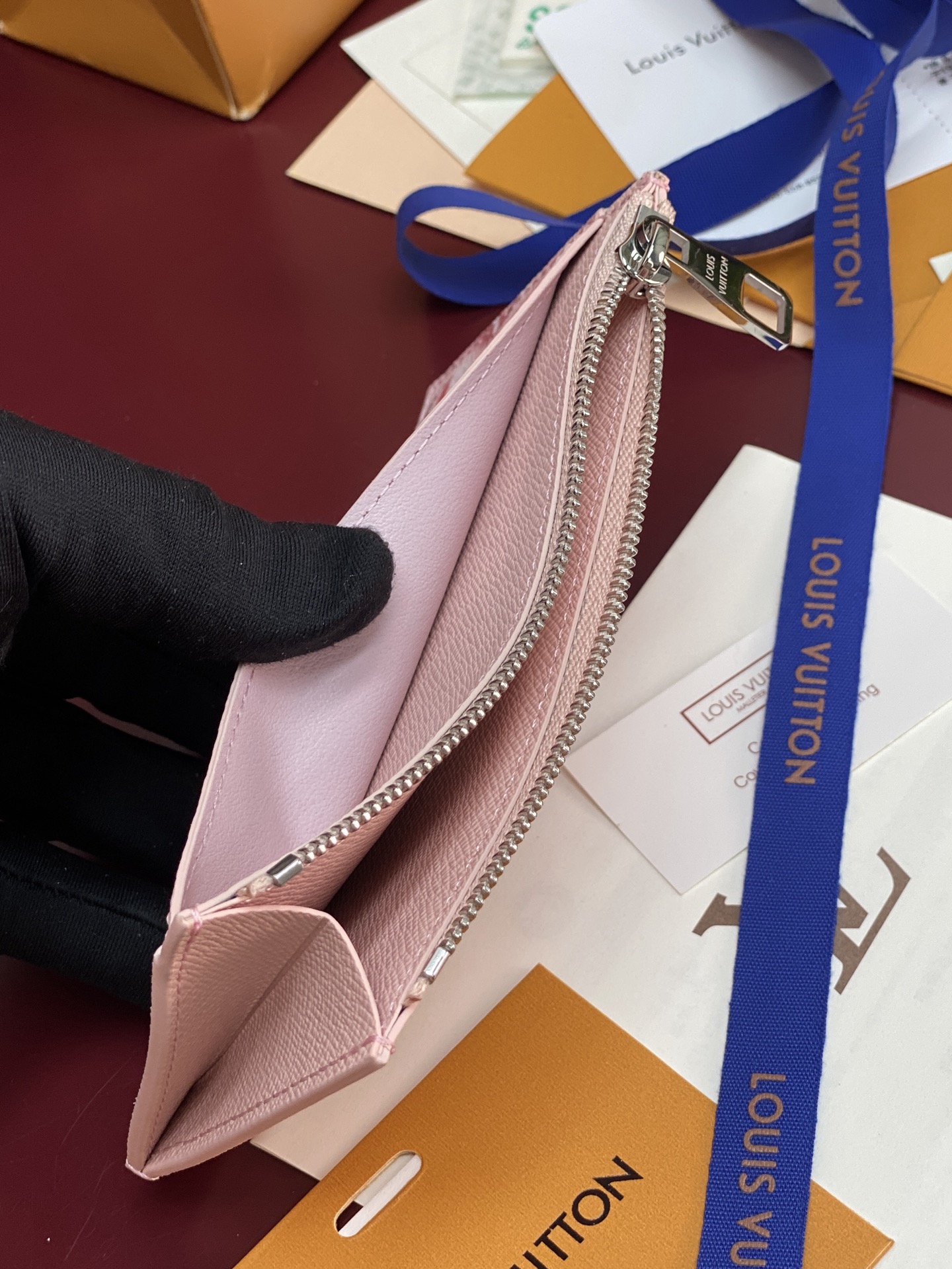 [Louis Vuitton] LV 루이비통 타이가 모노그램 코인 카드 홀더 (코튼 핑크) 지갑
