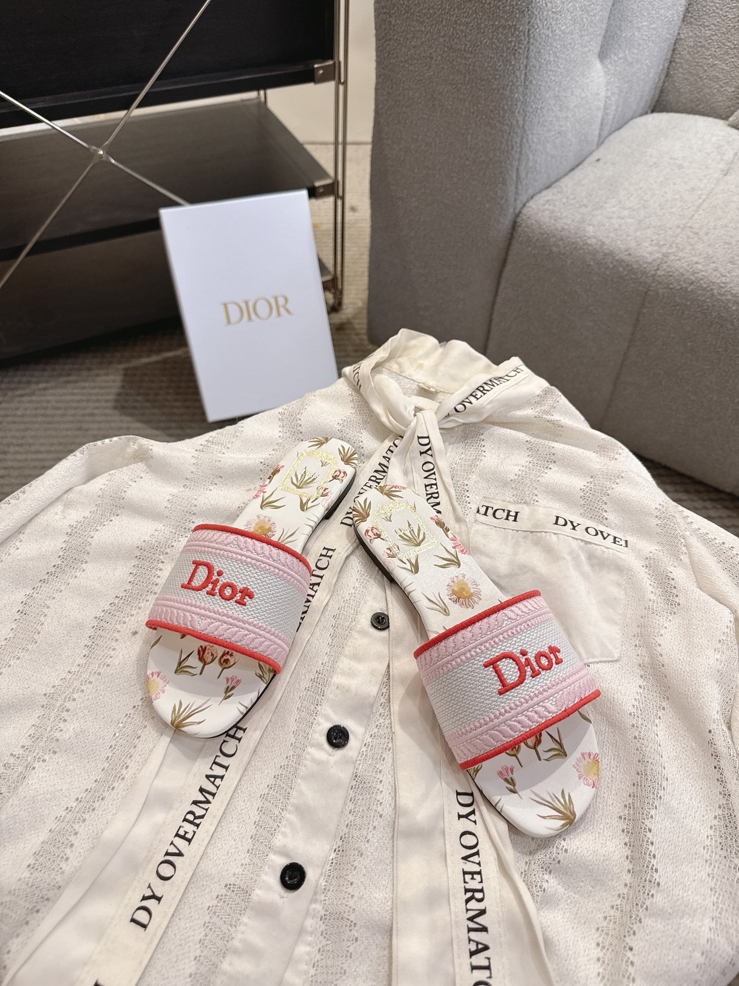 디올(DIOR) 플라워 자수 로고 슬라이드 슬리퍼