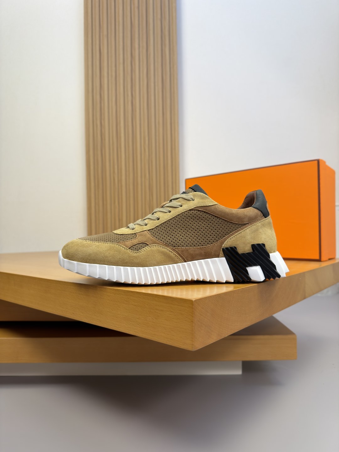 [Hermes] 에르메스 타공 나파 레더 스니커즈 신발