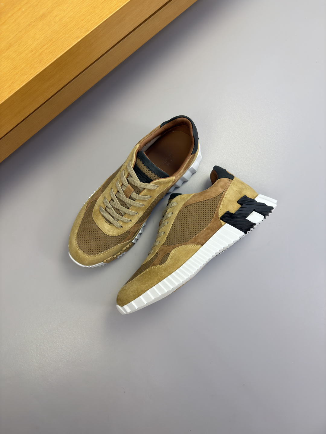[Hermes] 에르메스 타공 나파 레더 스니커즈 신발