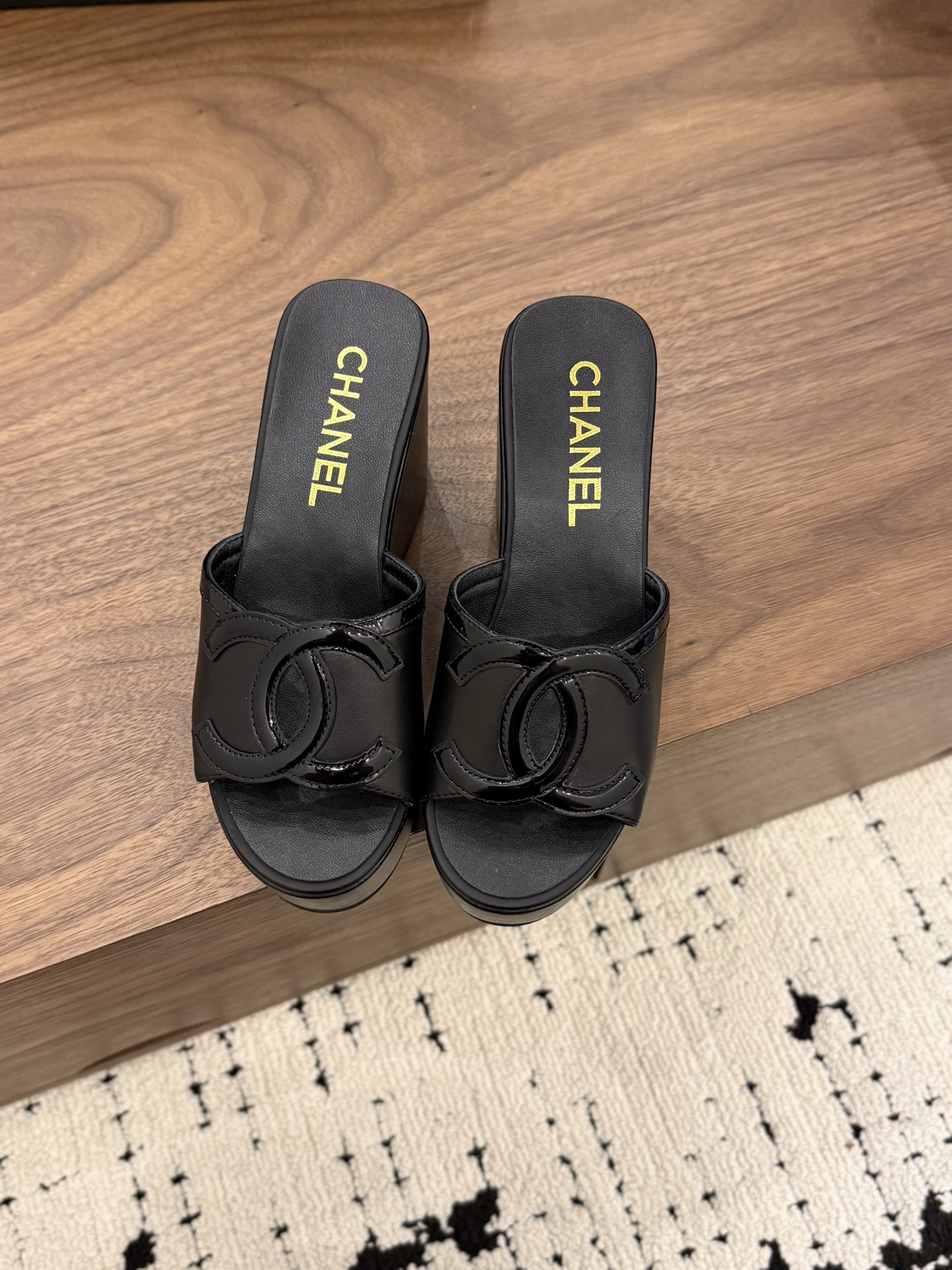 샤넬(CHANEL) 로고 플랫폼 웨지 슬리퍼 신발