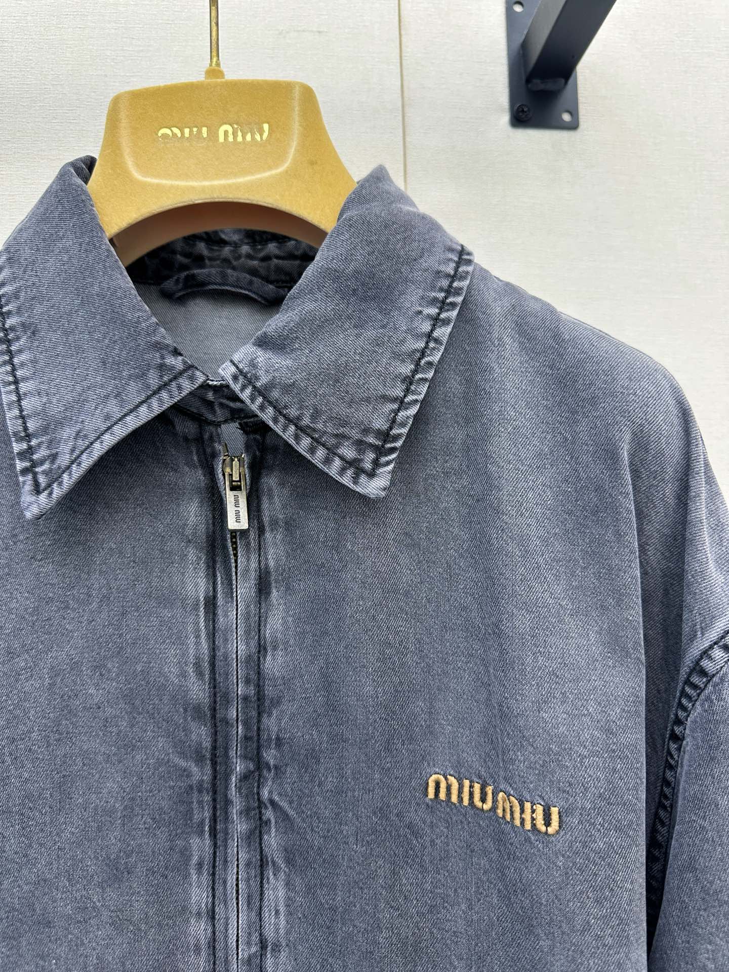 미우미우(MIU MIU) 워싱 데님 워크 재킷 상의 의류