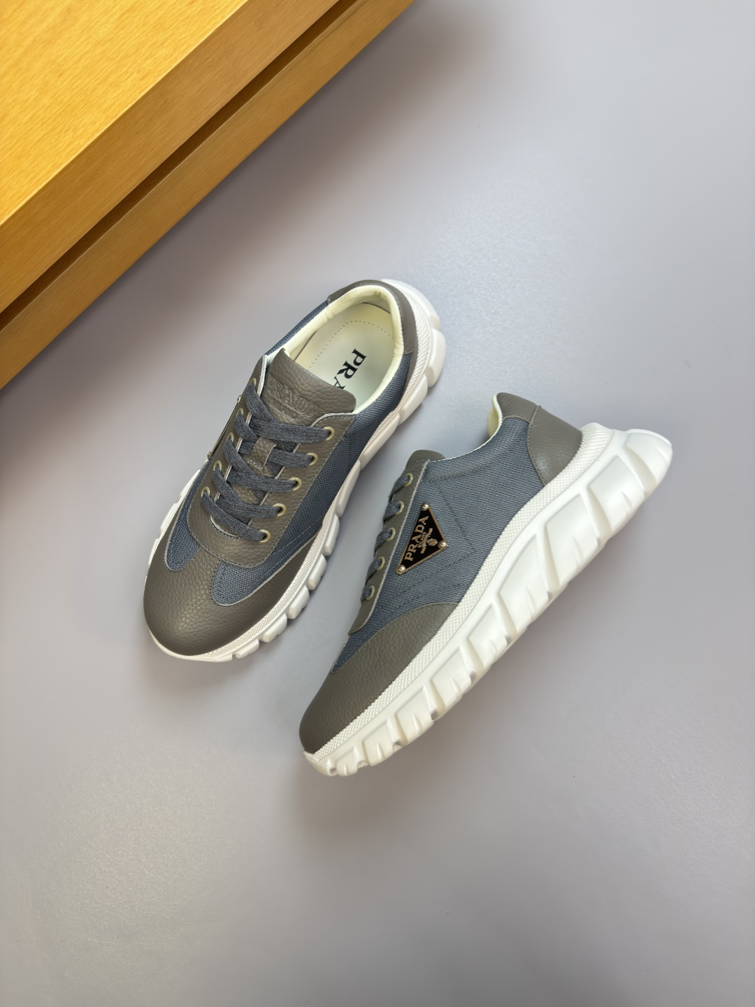 PRADA 프라다 리치 소가죽 & 캔버스 스니커즈 신발