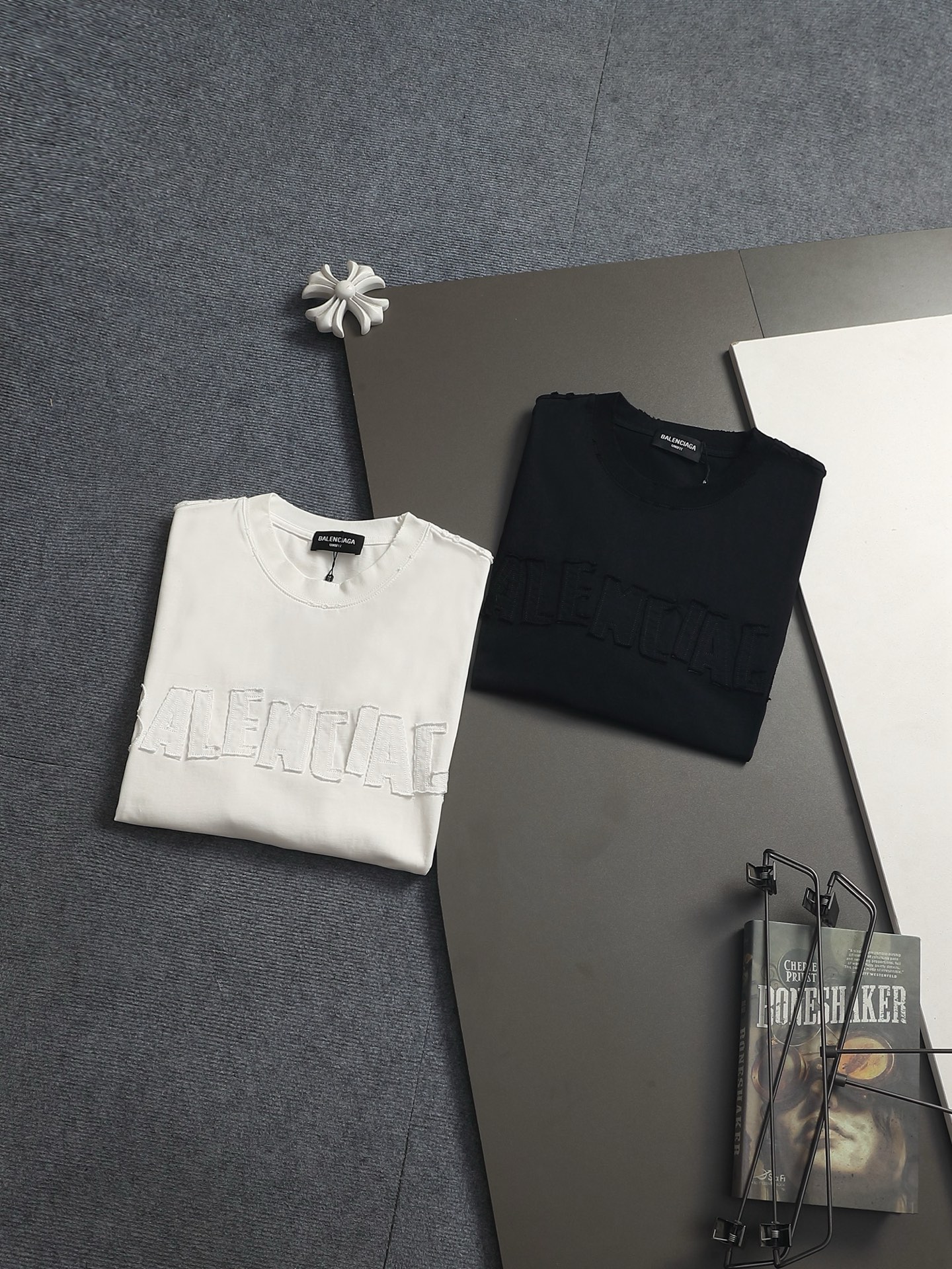 발렌시아가(BALENCIAGA) 디스트로이드 반팔 티셔츠 상의 의류