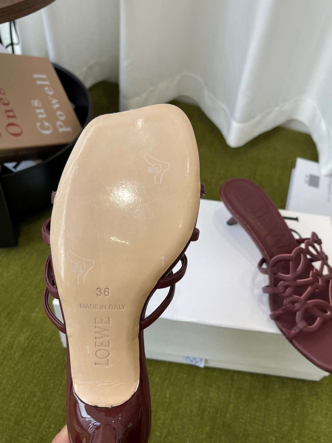 로에베(LOEWE) 아나그램 스트랩 스퀘어토 키튼힐 신발