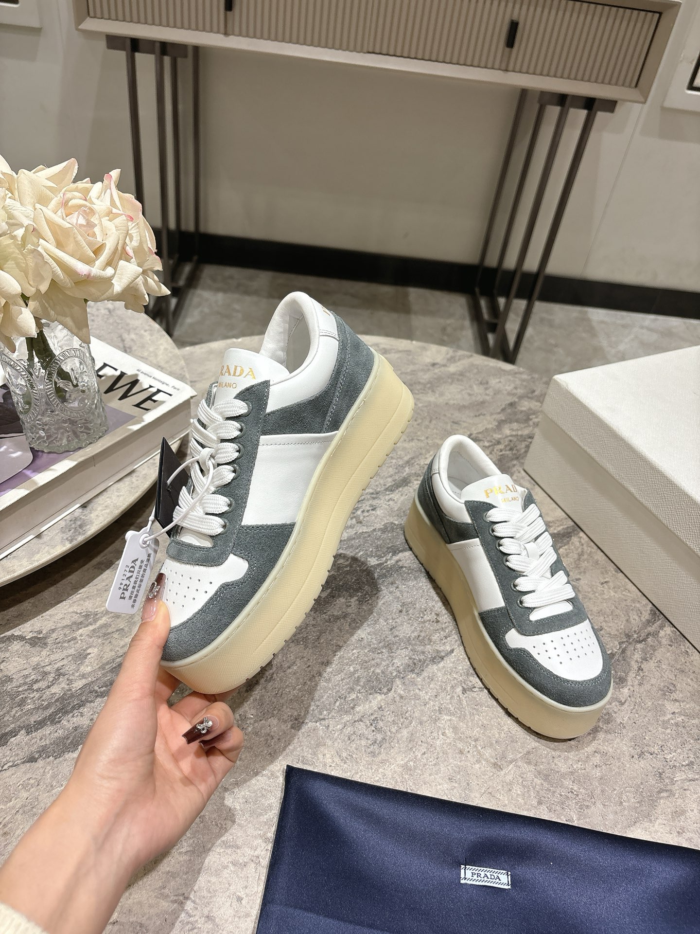 프라다(PRADA) 삼각 로고 플랫폼 스니커즈 신발