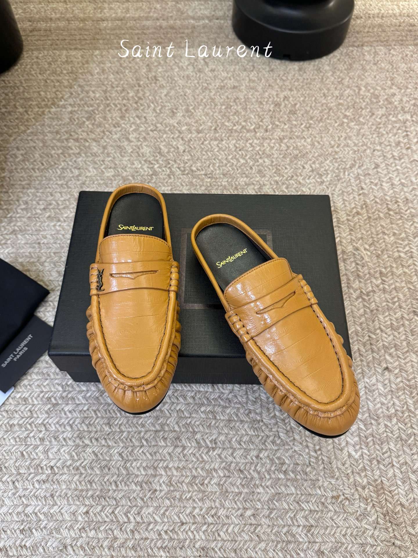 생로랑(SAINT LAURENT) 카프 레더 페니 백리스 로퍼 신발