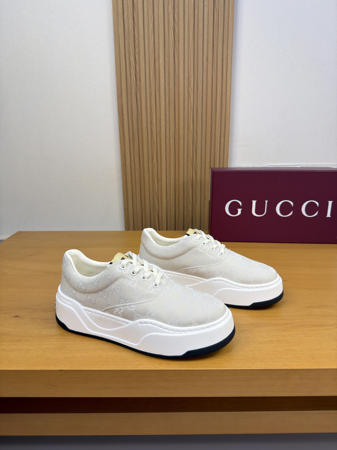 GUCCI 구찌 나파 소가죽 & 로고 패브릭 스니커즈 신발