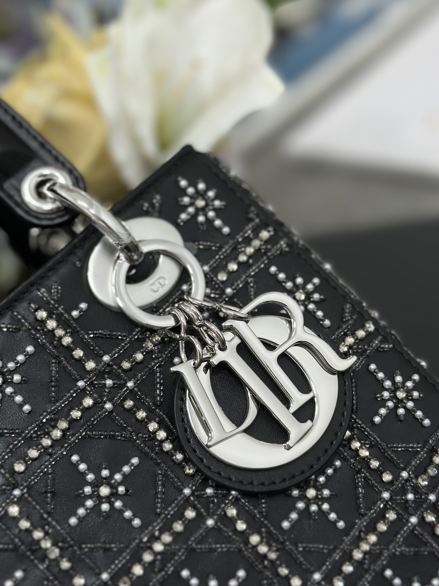 Dior 디올 레이디 디올(Lady Dior) 스몰 4구 핸드백 (블랙 비즈 자수) 가방