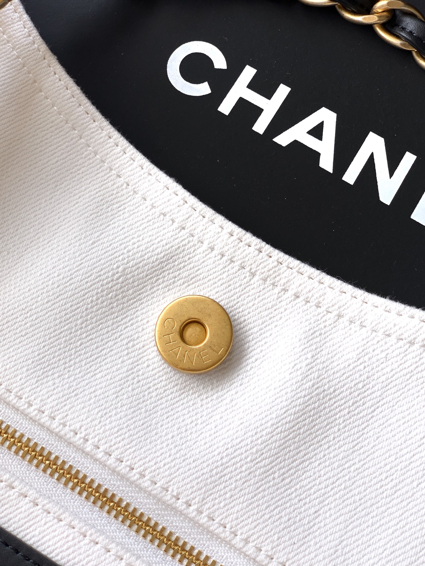 [Chanel] 샤넬 26SS 화이트 CC 로고 캔버스 토트백 가방