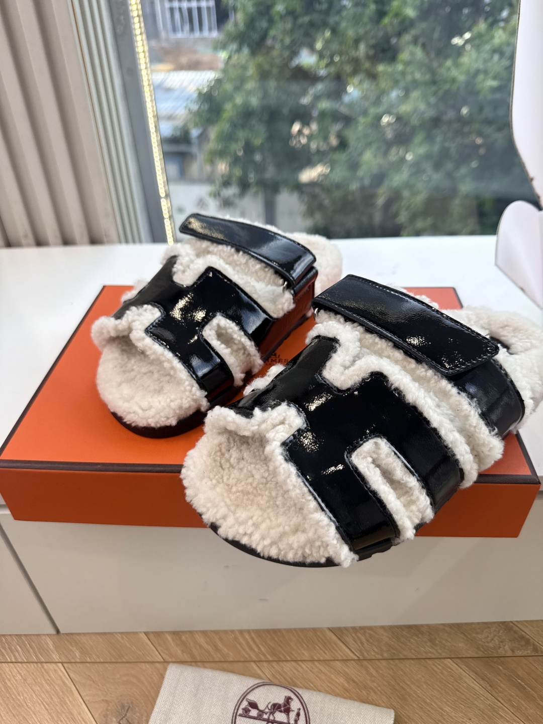 에르메스(HERMES) 시어링 퍼 뮬 슬리퍼 신발