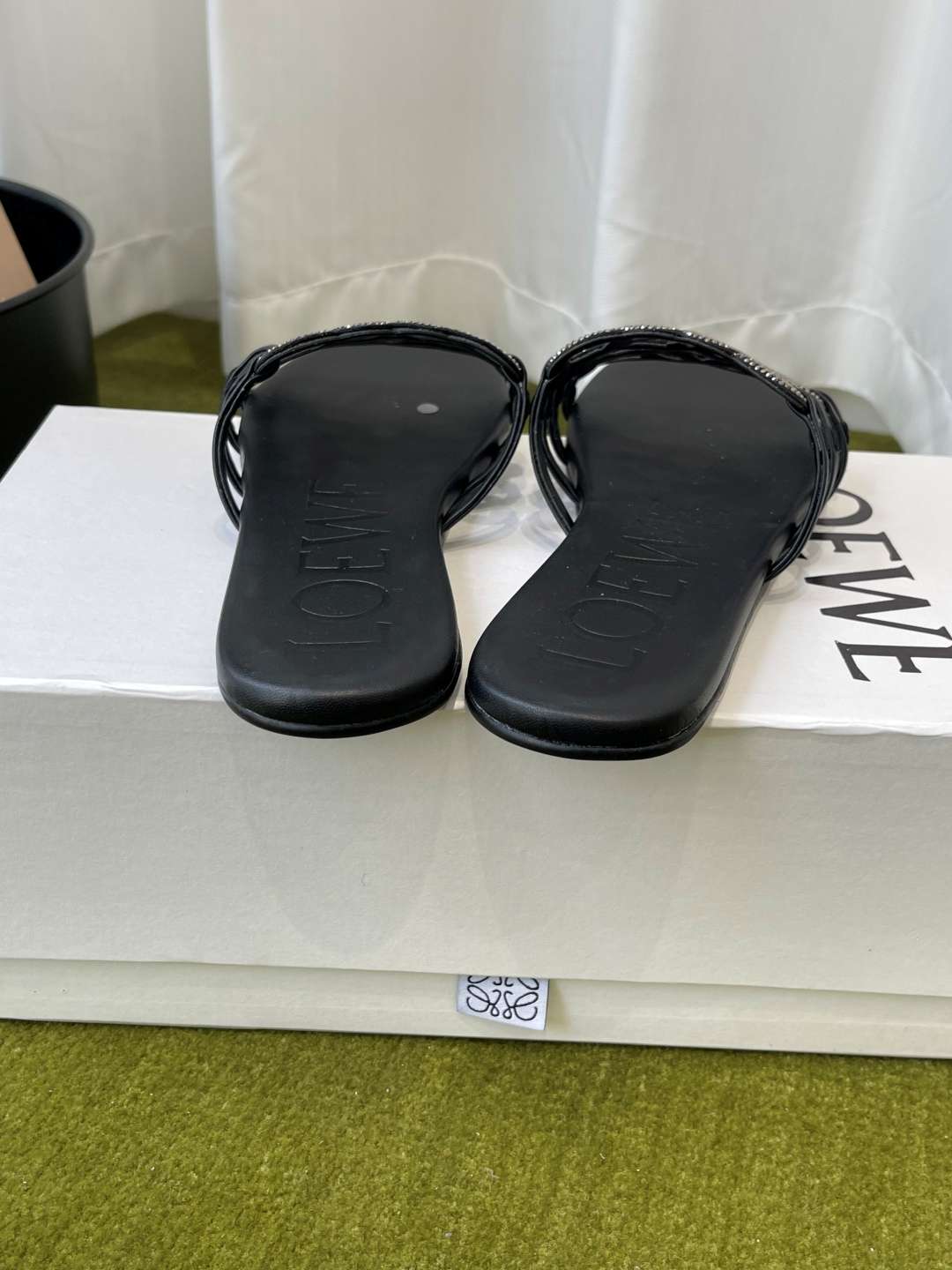 로에베(LOEWE) 라인스톤 스퀘어토 플랫 슬리퍼 신발