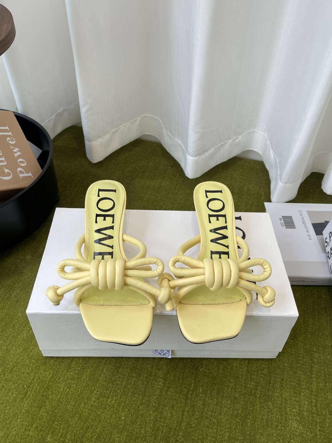 로에베(LOEWE) 리본 매듭 스트랩 미들힐 신발