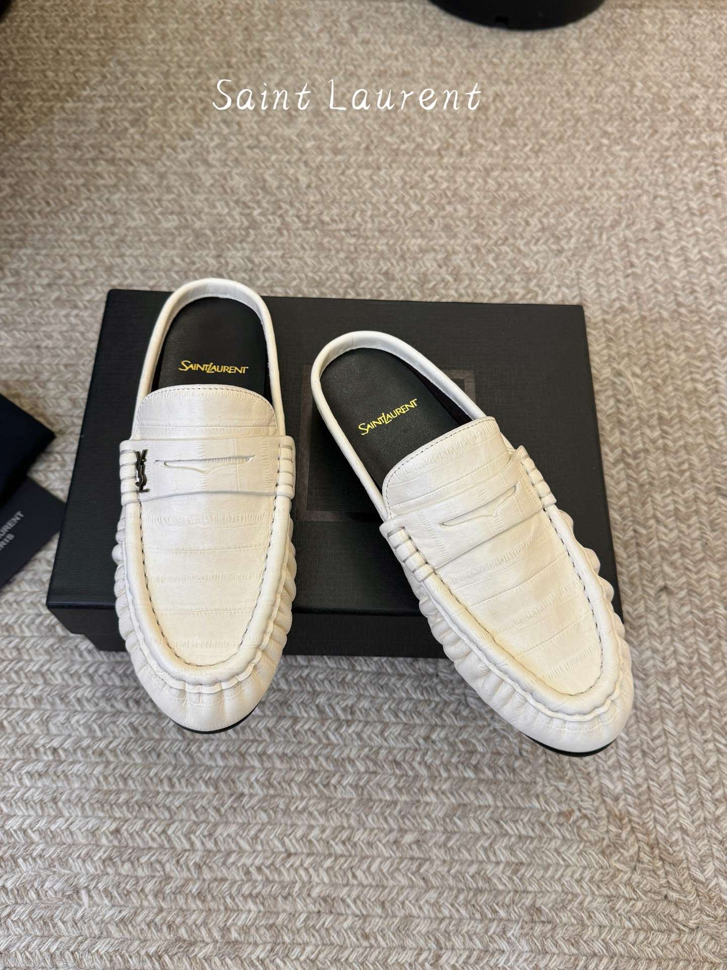 생로랑(SAINT LAURENT) 카프 레더 페니 백리스 로퍼 신발