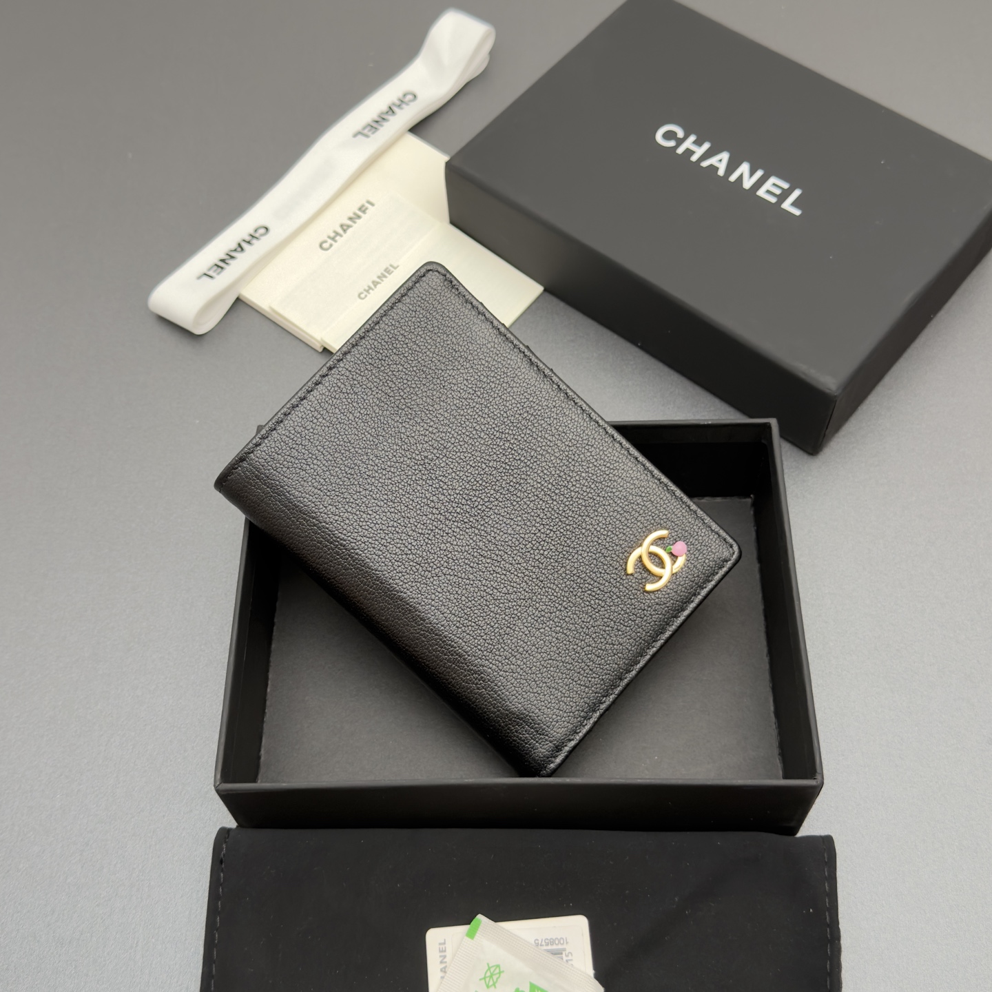 [Chanel] 샤넬 메탈 로고 지퍼 여권/멀티 지갑