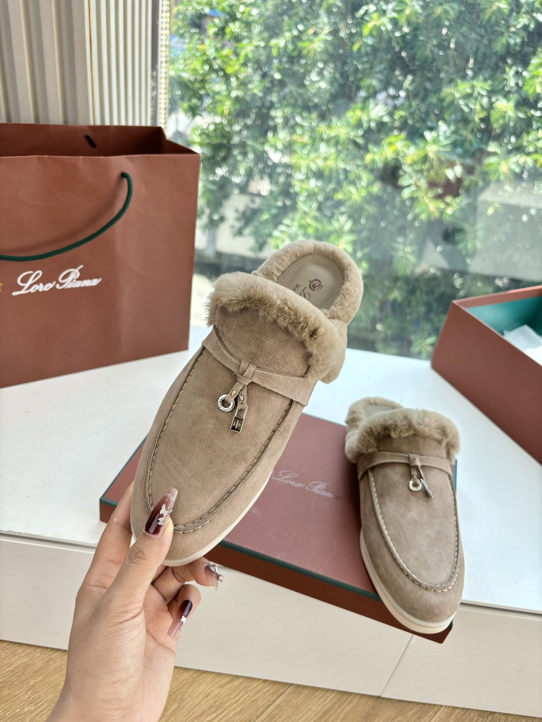 로로피아나(Loro Piana) 커플 퍼 트리밍 스웨이드 뮬 슬리퍼 신발