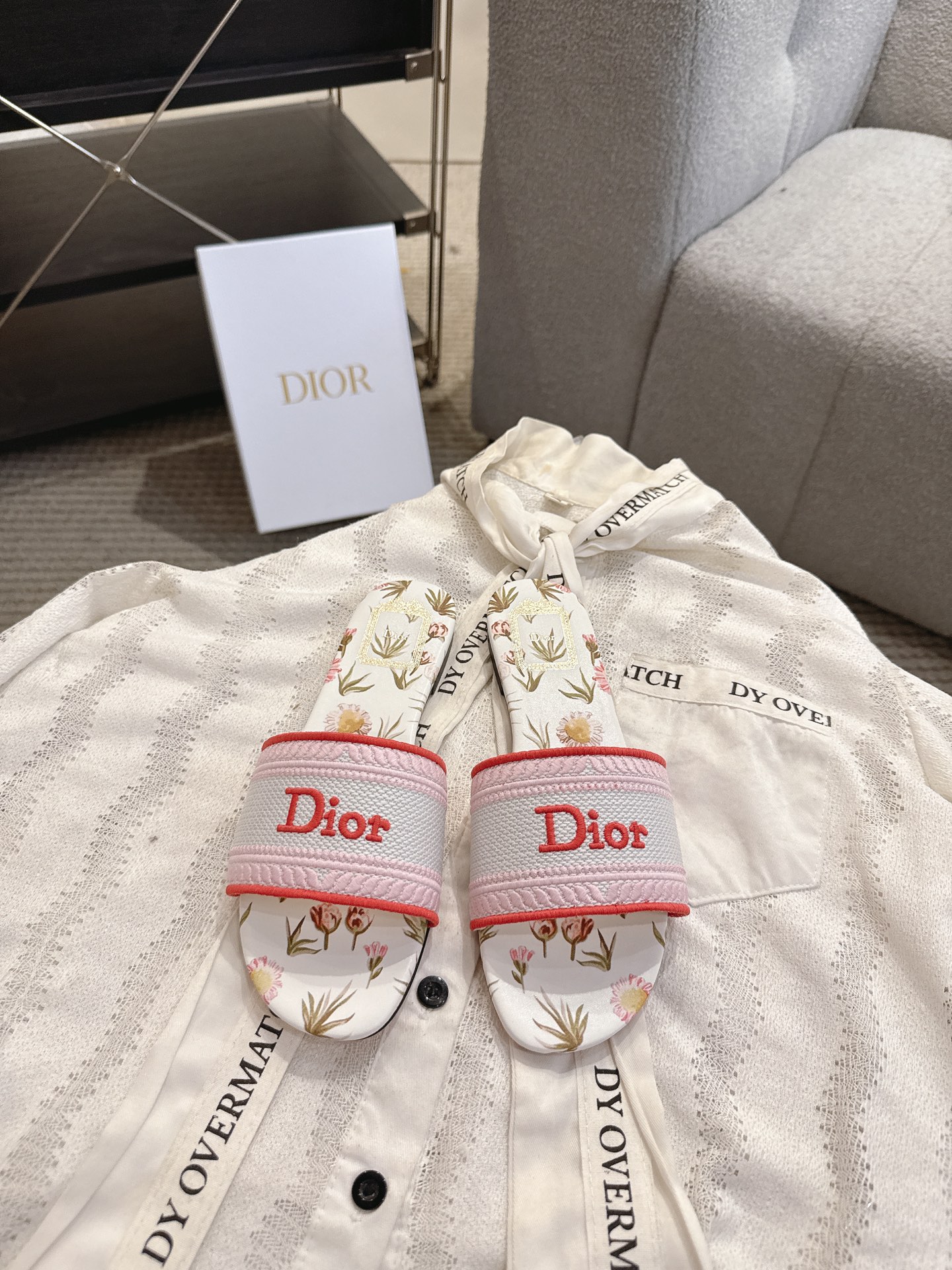 디올(DIOR) 플라워 자수 로고 슬라이드 슬리퍼
