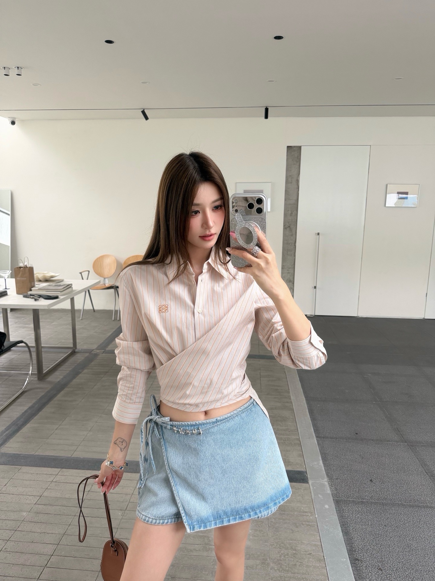로에베(LOEWE) 아나그램 자수 스트라이프 셔츠 상의 의류 복제
