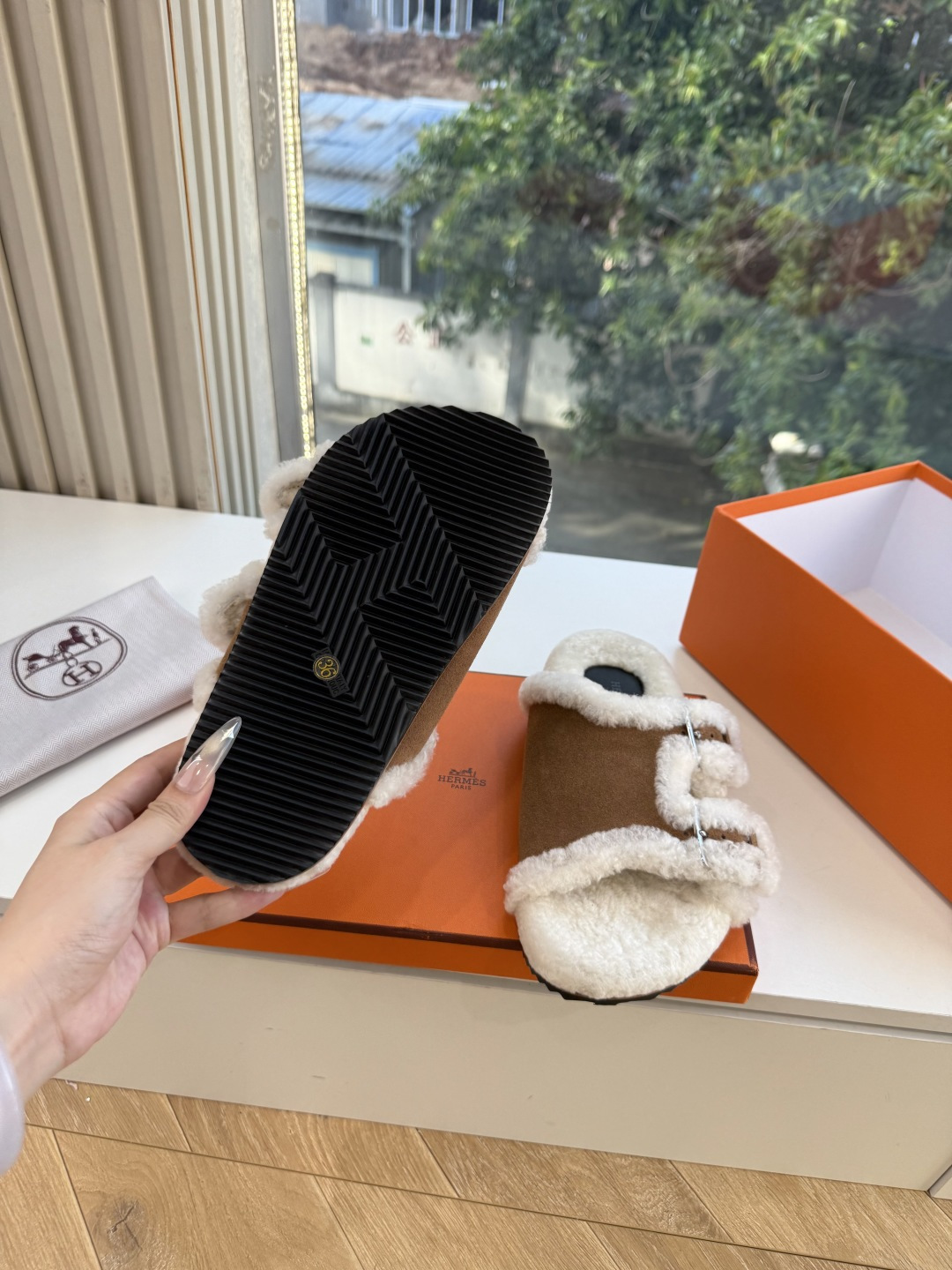 에르메스(HERMES) 시어링 퍼 뮬 슬리퍼 신발
