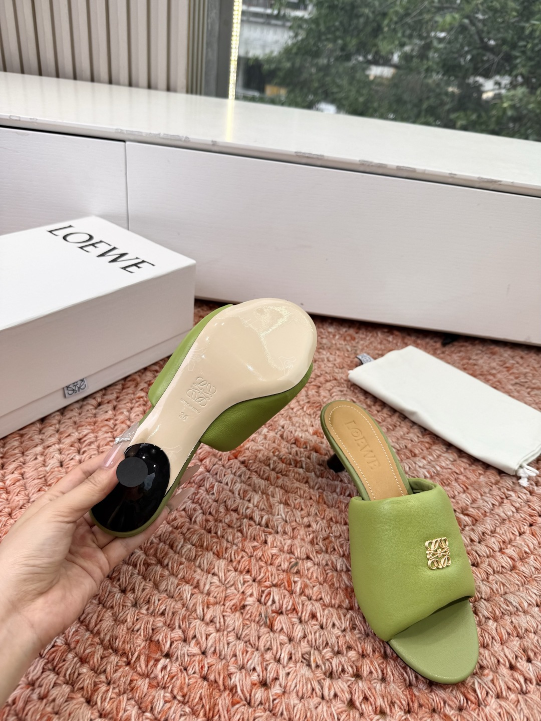 로에베(LOEWE) 아나그램 페블 슬리퍼 샌들 신발
