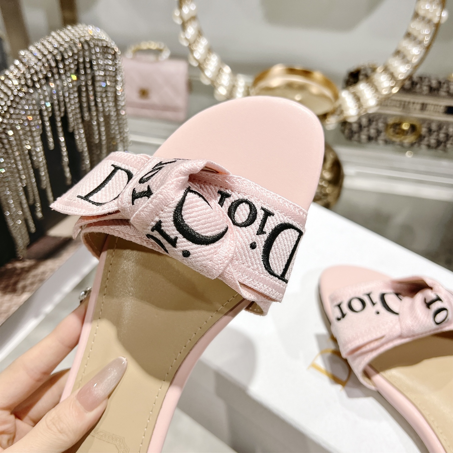 디올(DIOR) 리본 슬라이드 슬리퍼 신발