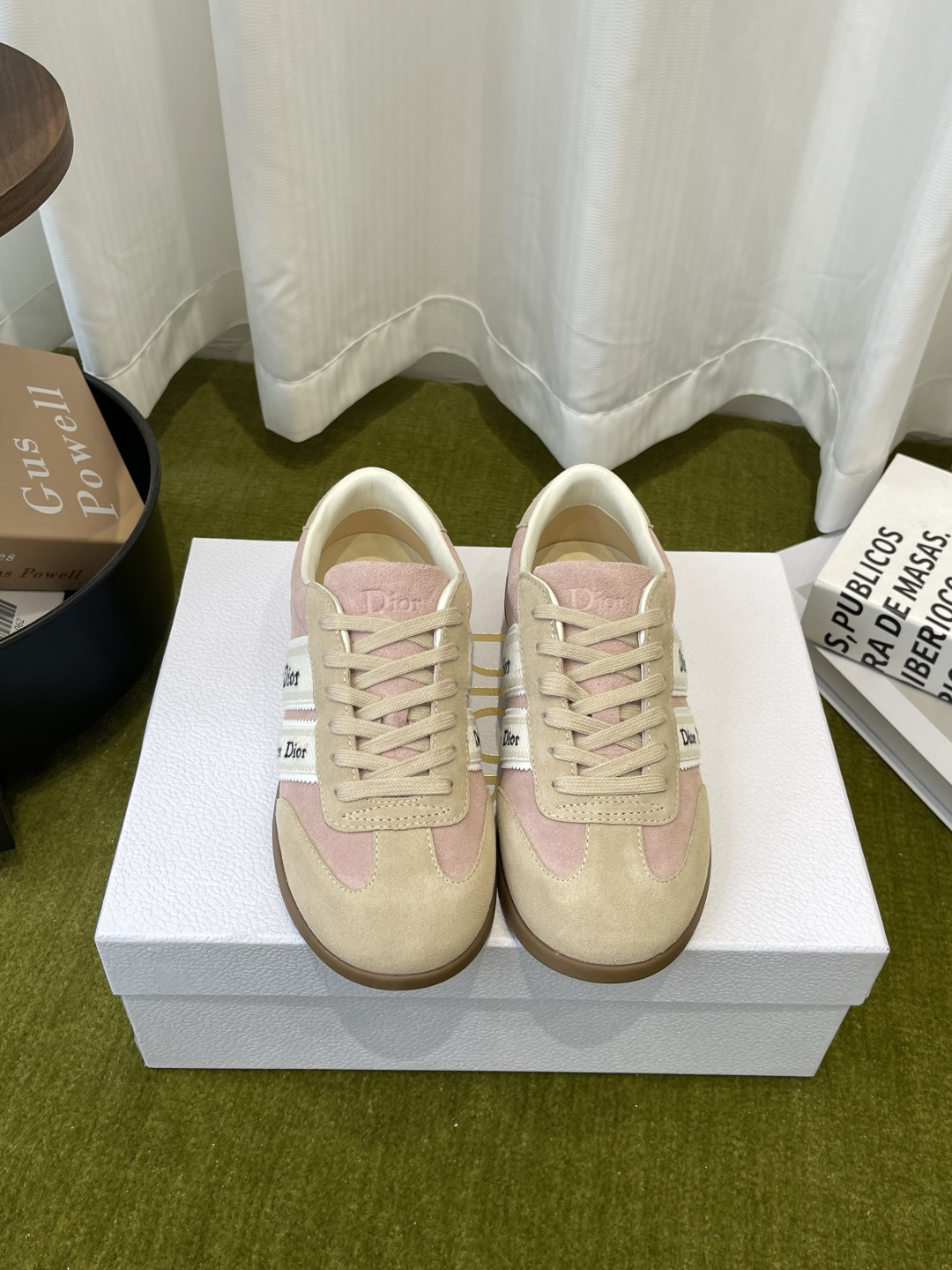 디올(DIOR) 리본 레터링 스웨이드 독일군 스니커즈 신발