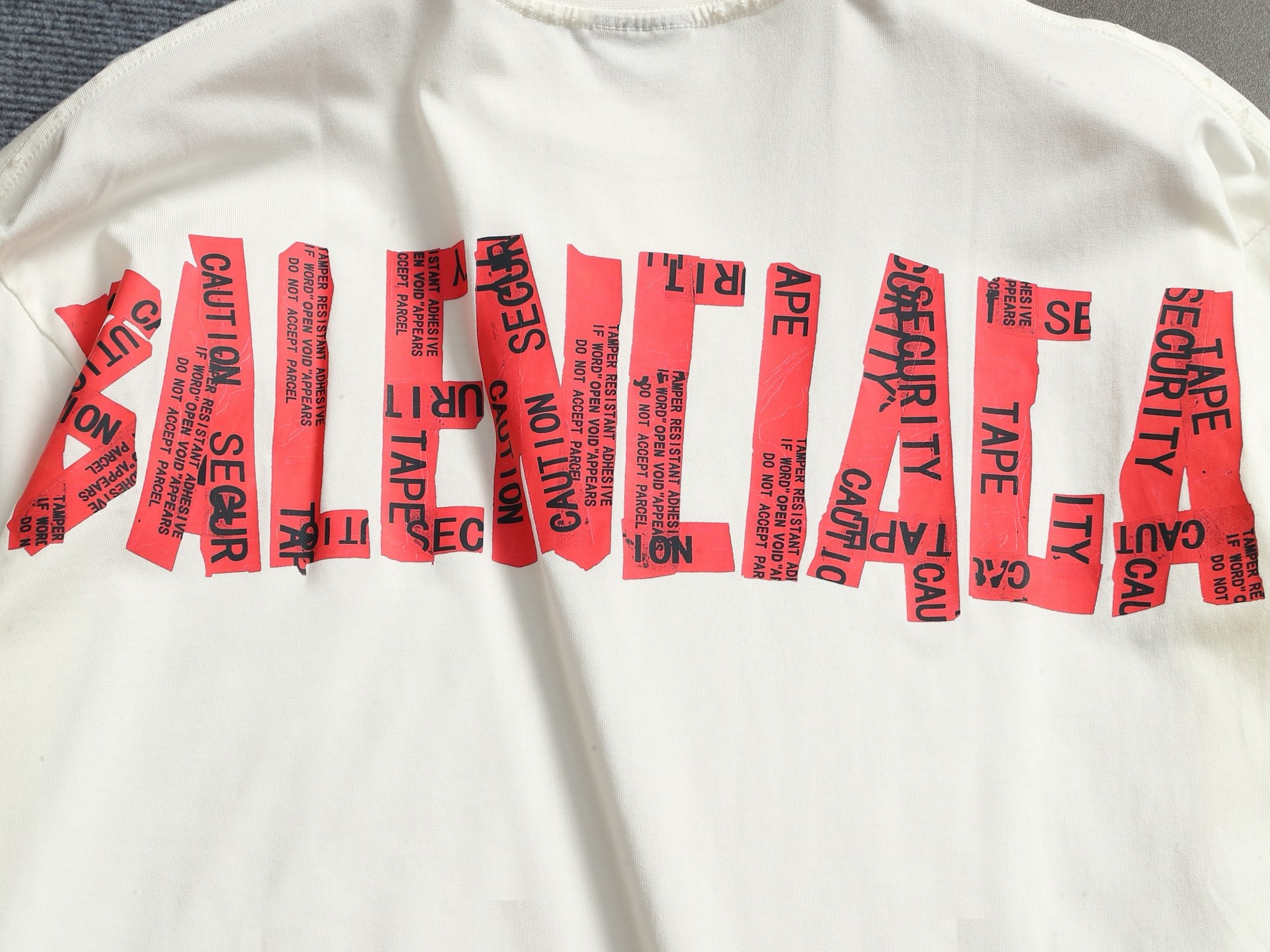 발렌시아가(BALENCIAGA) 테이프 프린팅 워싱 반팔 티셔츠 상의 의류