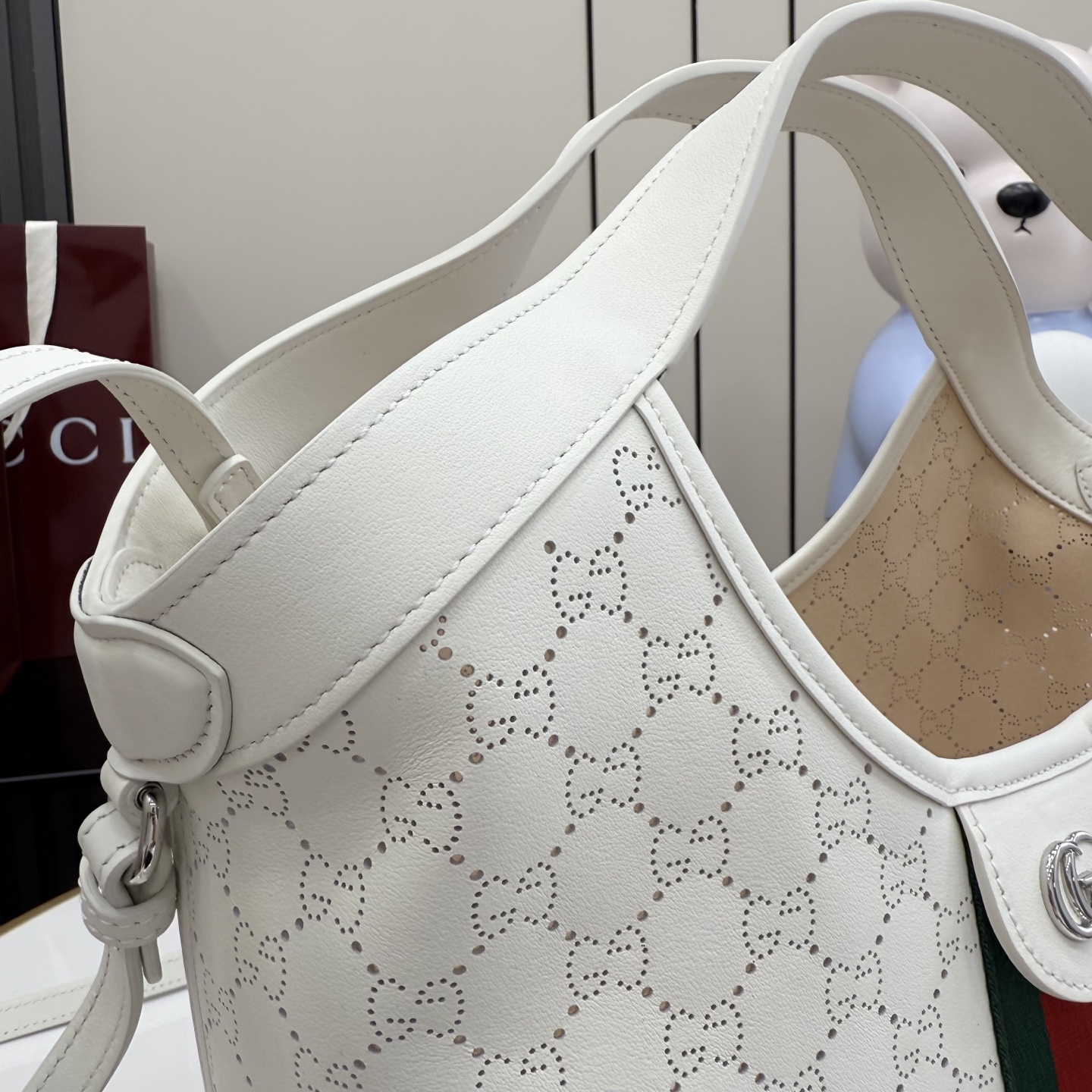 GUCCI 구찌 Generation 제너레이션 GG 질리오(Giglio) 펀칭 레더 토트백 가방