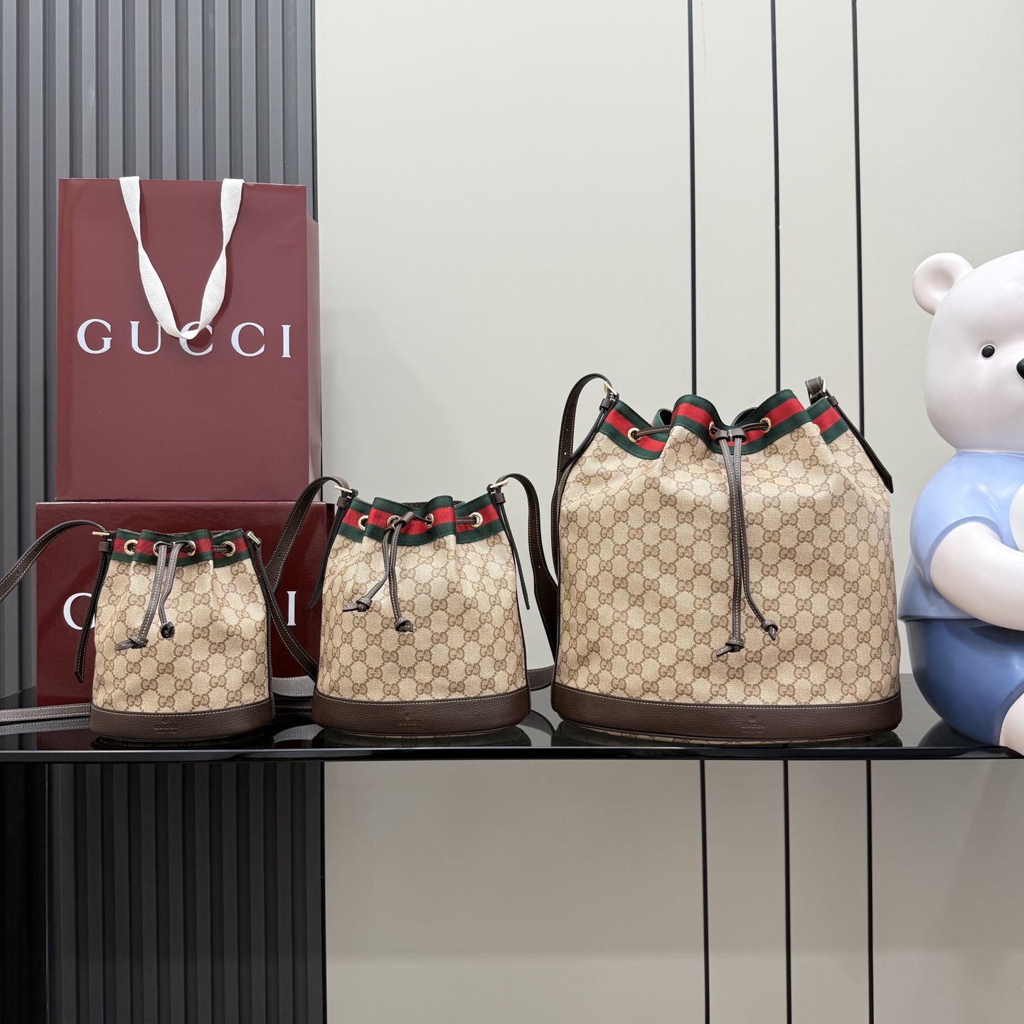[Gucci] 구찌 Generation GG 코팅 캔버스 라지 버킷백 가방
