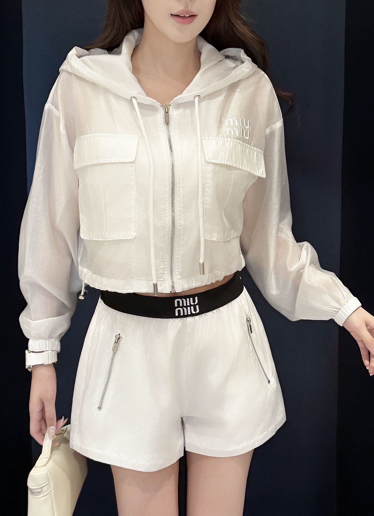 miumiu 미우미우 26SS 하이엔드 텍스처 바람막이 선케어 자켓 재킷 + 반바지 세트업 의류