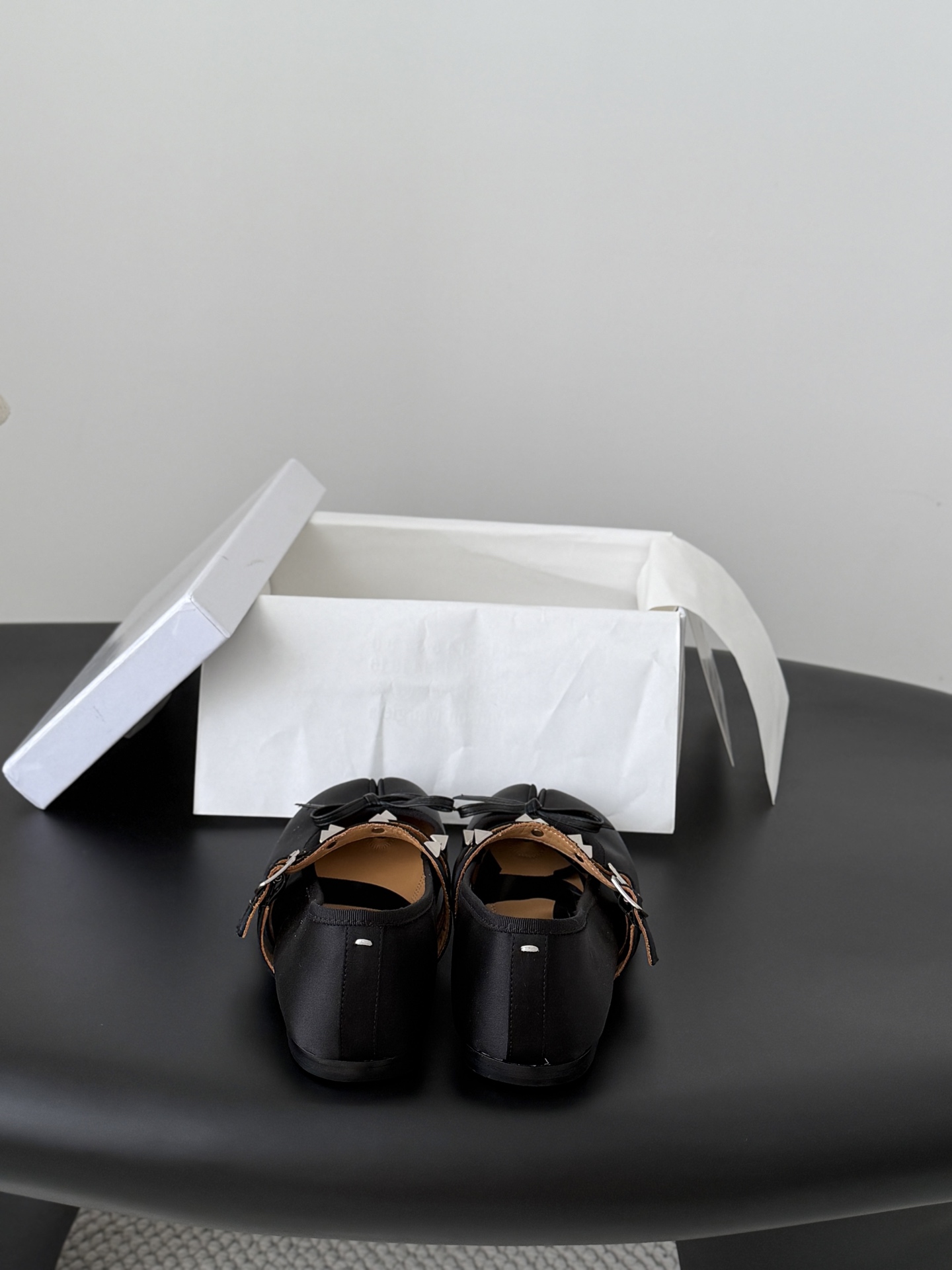 메종 마르지엘라(Maison Margiela) 타비 스터드 스트랩 발레리나 플랫 신발